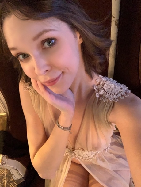 顽皮的 OnlyFans 宝贝儿 Little Kitty 独自展示她的小奶子和圆屁股
