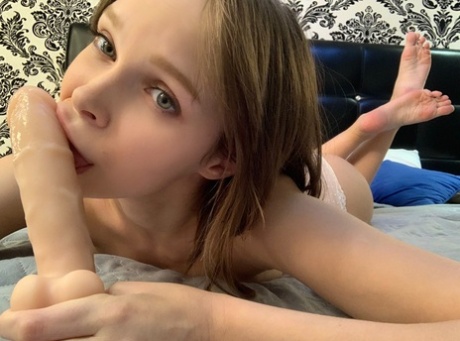 顽皮的 OnlyFans 宝贝儿 Little Kitty 独自展示她的小奶子和圆屁股
