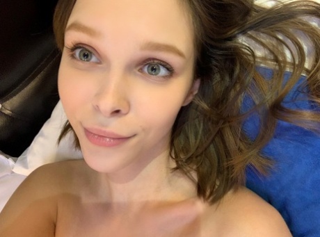 顽皮的 OnlyFans 宝贝儿 Little Kitty 独自展示她的小奶子和圆屁股