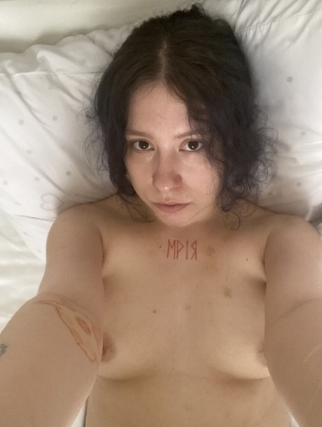 黑发美女展示她的美乳，用手指触摸她修剪整齐的阴部
