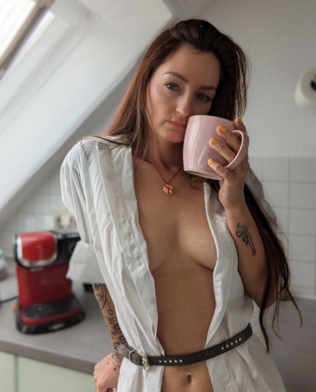 华丽的红发美女穿着内裤闪耀着她的小奶子和火辣的屁股