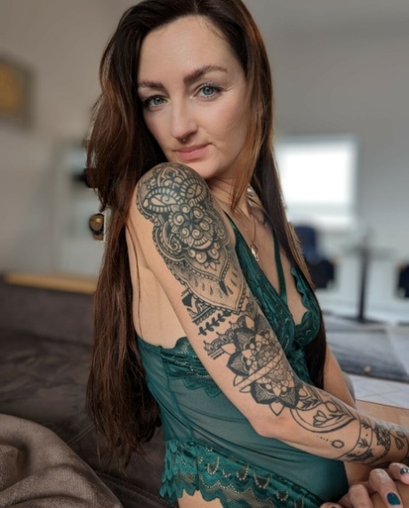 Brunette babe with tattoos Lara Lauren poses in lacy lingerie in the morning