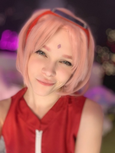 娇小的 OnlyFans 凸轮模特 Little Kitty 展示她的少女乳房和剃光的阴部