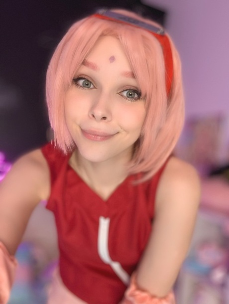 娇小的 OnlyFans 凸轮模特 Little Kitty 展示她的少女乳房和剃光的阴部