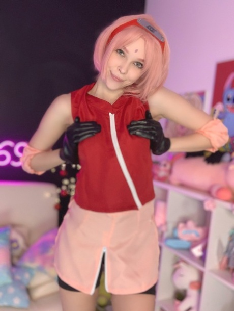 娇小的 OnlyFans 凸轮模特 Little Kitty 展示她的少女乳房和剃光的阴部