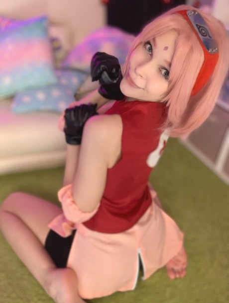 娇小的 OnlyFans 凸轮模特 Little Kitty 展示她的少女乳房和剃光的阴部