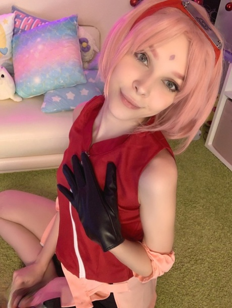 娇小的 OnlyFans 凸轮模特 Little Kitty 展示她的少女乳房和剃光的阴部