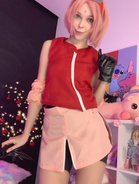 娇小的 OnlyFans 凸轮模特 Little Kitty 展示她的少女乳房和剃光的阴部
