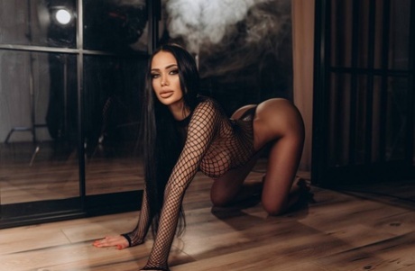 身材凹凸有致的 OnlyFans 模特体操运动员 Alina 展示她迷人的乳房和大屁股