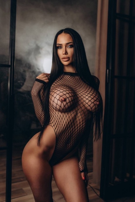 身材凹凸有致的 OnlyFans 模特体操运动员 Alina 展示她迷人的乳房和大屁股