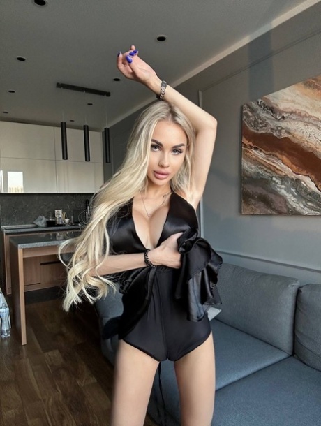 炙手可热的 OnlyFans 模特 Eliasa A 穿着迷人的礼服，展示她的大奶子