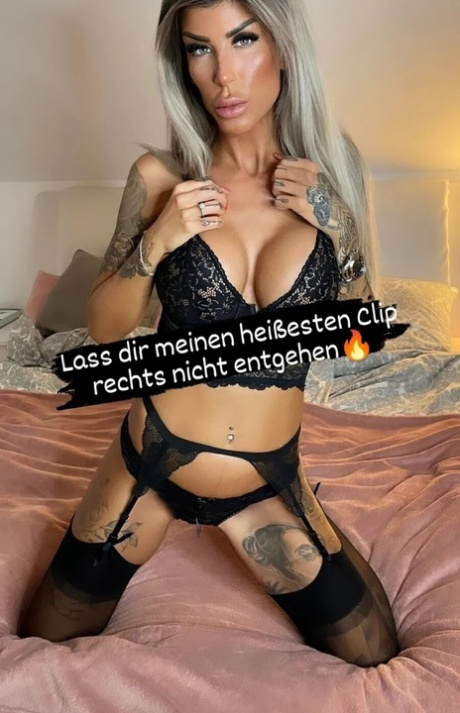 纹身美女穿着迷人的蕾丝内衣摆姿势