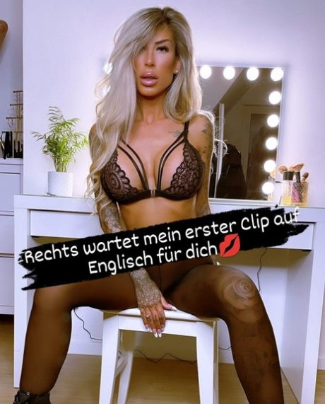 纹身美女穿着迷人的蕾丝内衣摆姿势