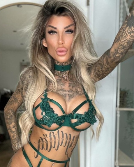金发业余爱好者 Jacky Inked 身着绿色蕾丝内衣，摆出性感独舞姿势