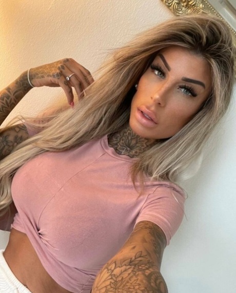 纹身美女在展示纹身的同时闪耀多汁美乳