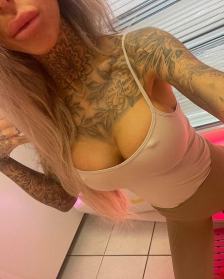 金色长发的纹身美女用迷人的身材挑逗观众