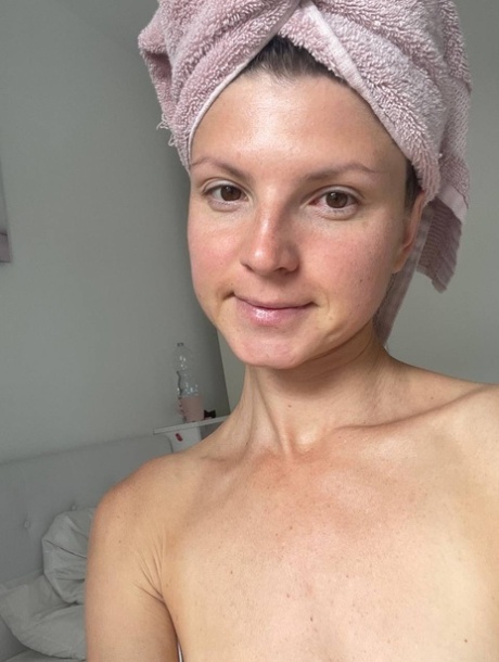 全天然的 OnlyFans 宝贝吉娜-格尔森（Gina Gerson）在单人照中展示她的小咪咪