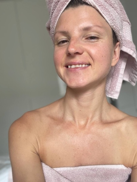 全天然的 OnlyFans 宝贝吉娜-格尔森（Gina Gerson）在单人照中展示她的小咪咪