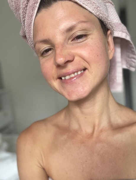 全天然的 OnlyFans 宝贝吉娜-格尔森（Gina Gerson）在单人照中展示她的小咪咪