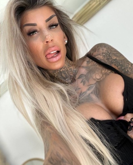Glamorous babe teases with her big tits while showing off her stunning tattoos