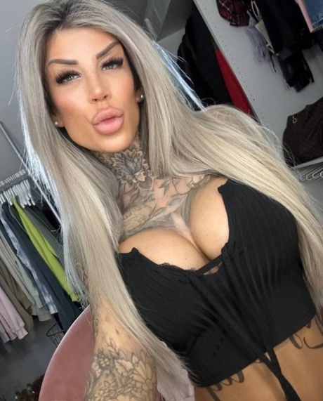 Glamorous babe teases with her big tits while showing off her stunning tattoos
