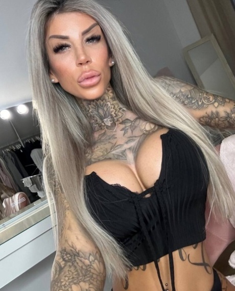 Glamorous babe teases with her big tits while showing off her stunning tattoos