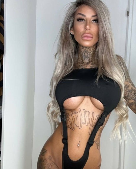 Sexy amateur teases with her big boobs while flaunting her stunning tattoos