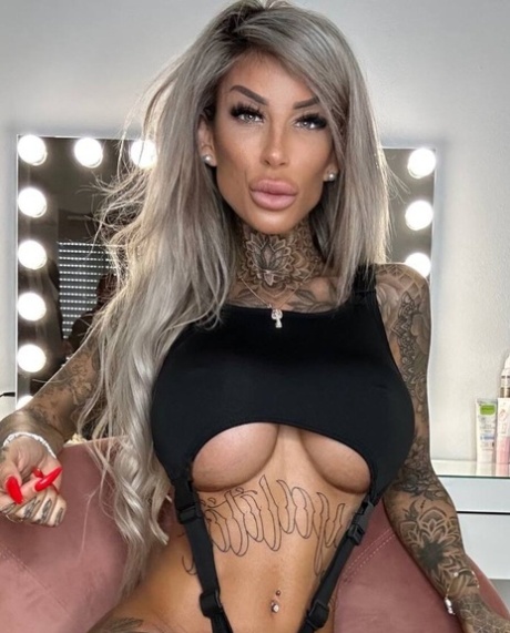 Sexy amateur teases with her big boobs while flaunting her stunning tattoos