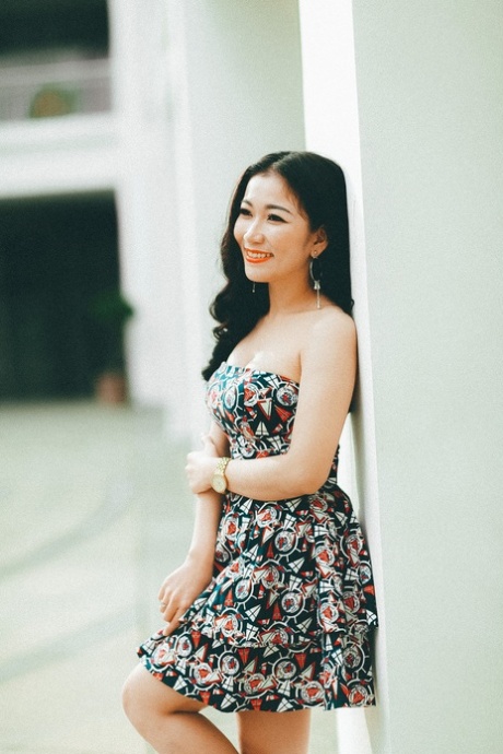 穿着优雅礼服的迷人亚洲美女在她的合辑中摆姿势