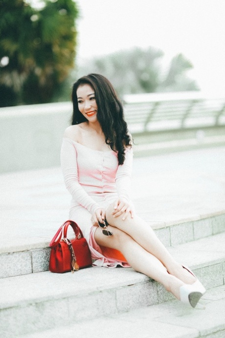 穿着优雅礼服的迷人亚洲美女在她的合辑中摆姿势