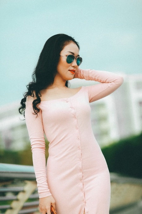 穿着优雅礼服的迷人亚洲美女在她的合辑中摆姿势