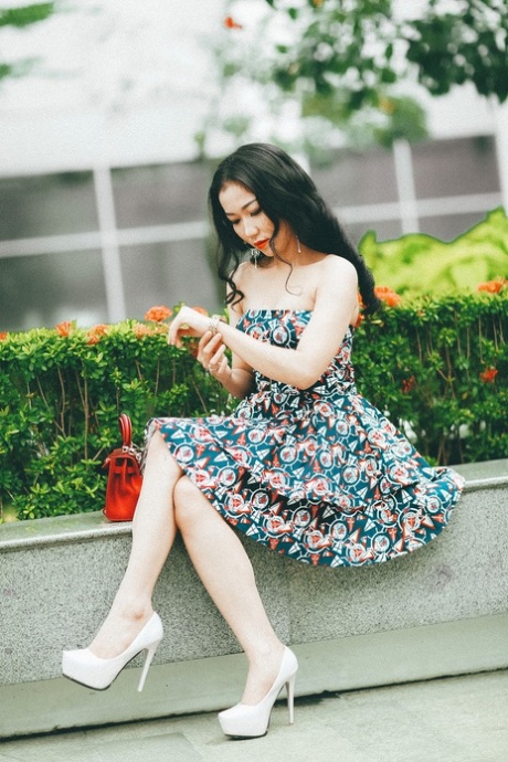 穿着优雅礼服的迷人亚洲美女在她的合辑中摆姿势