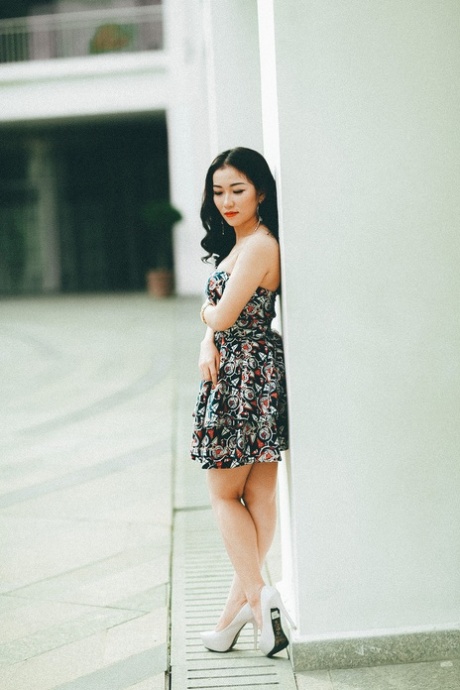 穿着优雅礼服的迷人亚洲美女在她的合辑中摆姿势