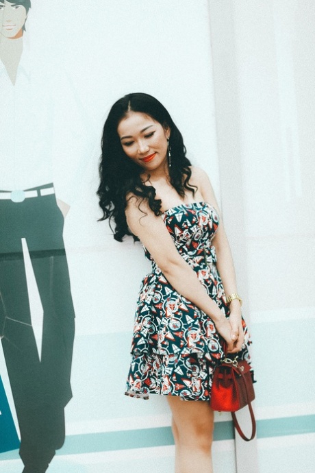 穿着优雅礼服的迷人亚洲美女在她的合辑中摆姿势