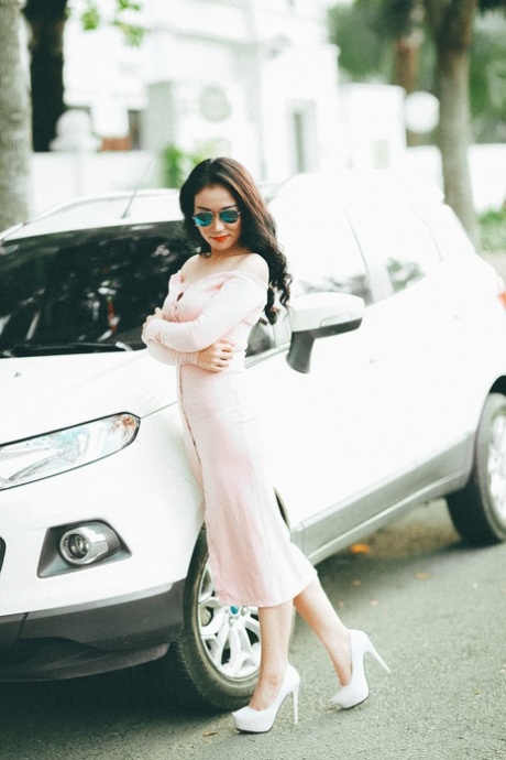 穿着优雅礼服的迷人亚洲美女在她的合辑中摆姿势