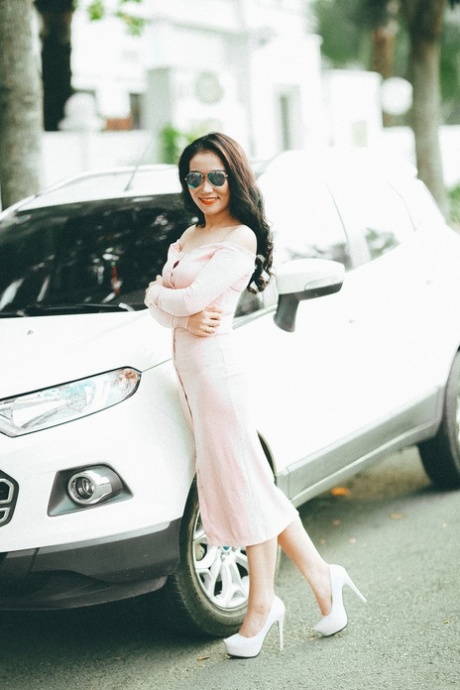 穿着优雅礼服的迷人亚洲美女在她的合辑中摆姿势