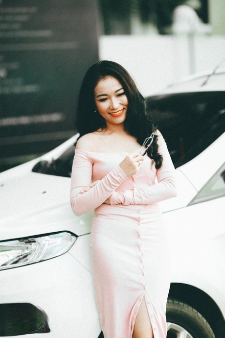 穿着优雅礼服的迷人亚洲美女在她的合辑中摆姿势