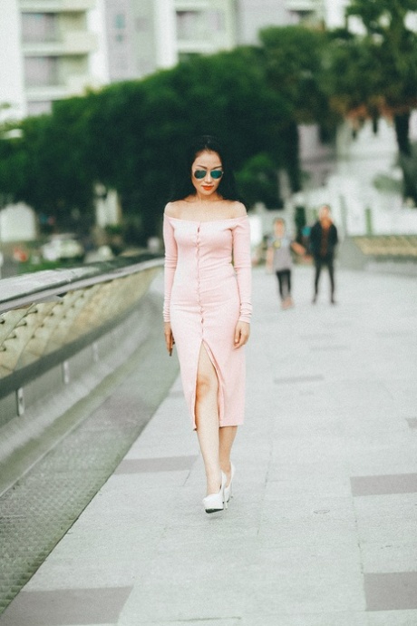 穿着优雅礼服的迷人亚洲美女在她的合辑中摆姿势
