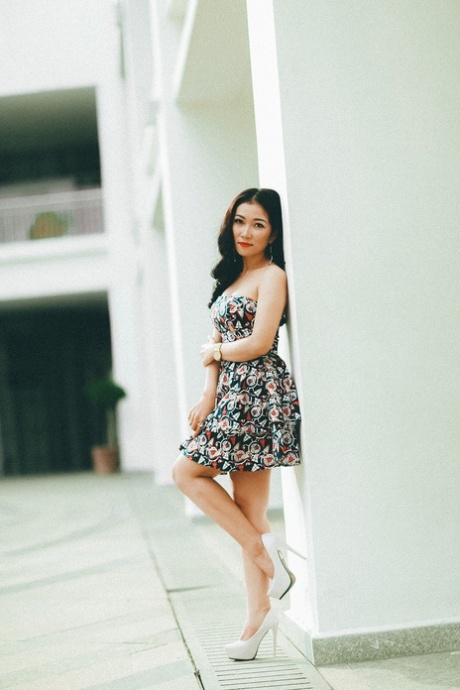穿着优雅礼服的迷人亚洲美女在她的合辑中摆姿势