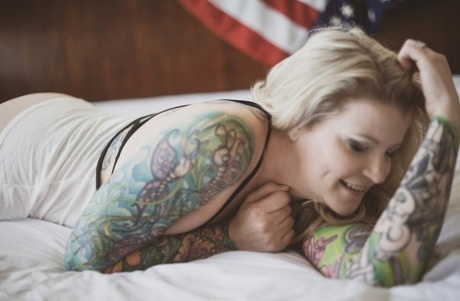 金发 MILF 在床上炫耀自己的纹身时出了点小差错