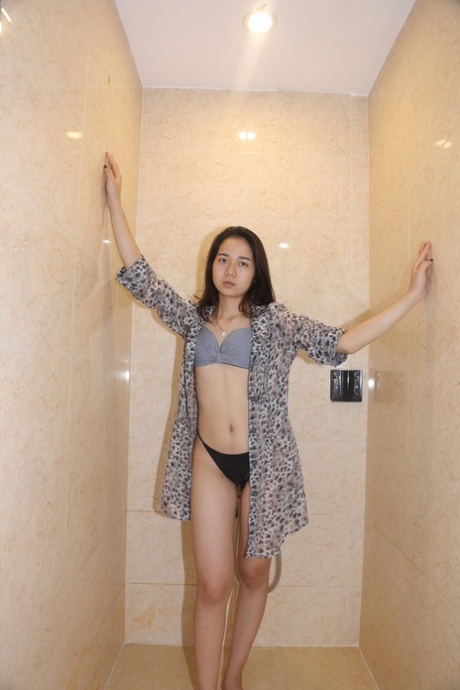 美丽的亚洲女孩 Anna Lee 穿着内衣和服装在独唱中摆姿势