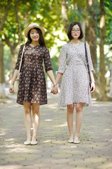 穿着夏装在公共场合搔首弄姿的亚洲黑发美女