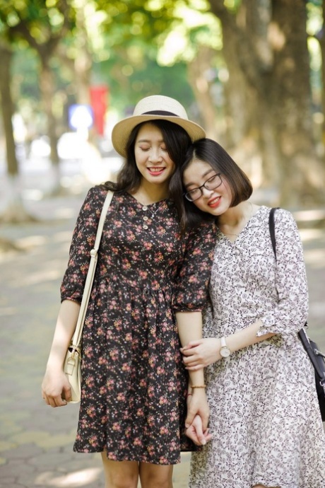 穿着夏装在公共场合搔首弄姿的亚洲黑发美女