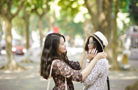 穿着夏装在公共场合搔首弄姿的亚洲黑发美女