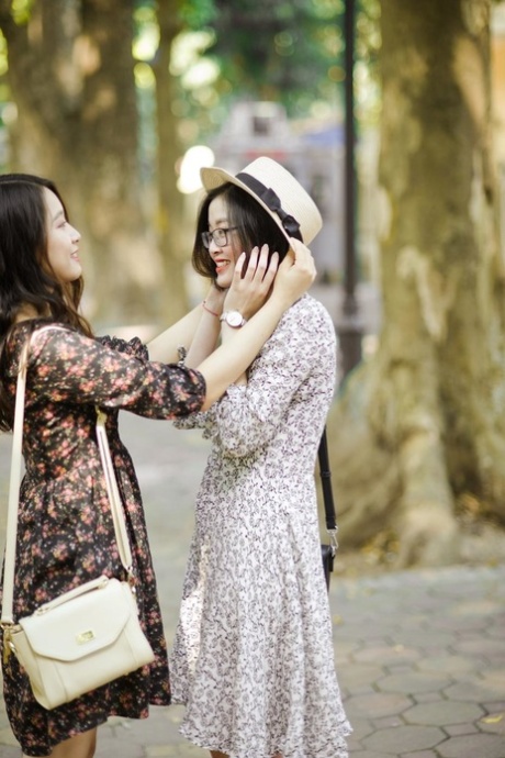 穿着夏装在公共场合搔首弄姿的亚洲黑发美女