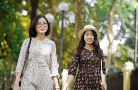 穿着夏装在公共场合搔首弄姿的亚洲黑发美女