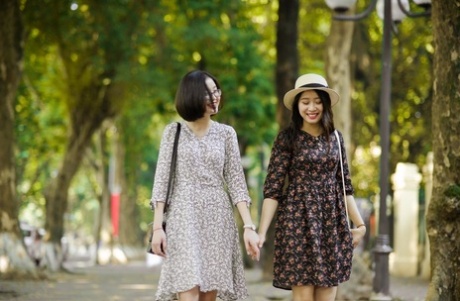 穿着夏装在公共场合搔首弄姿的亚洲黑发美女