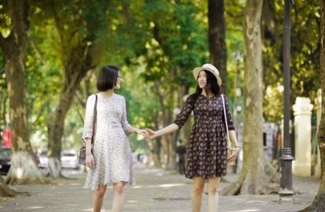 穿着夏装在公共场合搔首弄姿的亚洲黑发美女