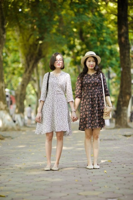 穿着夏装在公共场合搔首弄姿的亚洲黑发美女