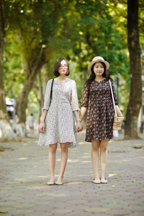 穿着夏装在公共场合搔首弄姿的亚洲黑发美女